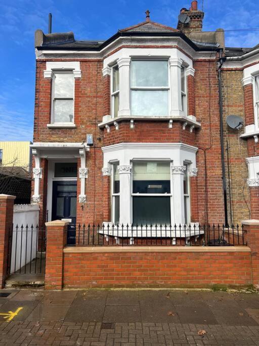 Four Bedroom Modern Victorian Wandsworth House 런던 외부 사진