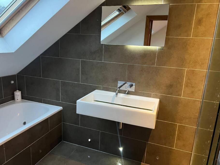 Four Bedroom Modern Victorian Wandsworth House 런던 외부 사진