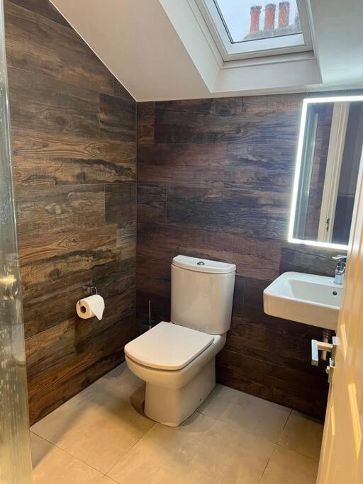 Four Bedroom Modern Victorian Wandsworth House 런던 외부 사진