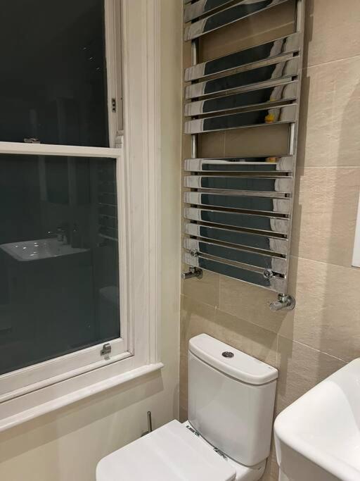 Four Bedroom Modern Victorian Wandsworth House 런던 외부 사진
