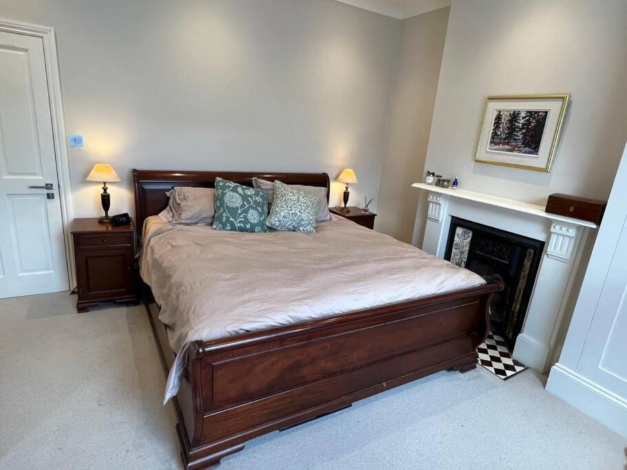 Four Bedroom Modern Victorian Wandsworth House 런던 외부 사진