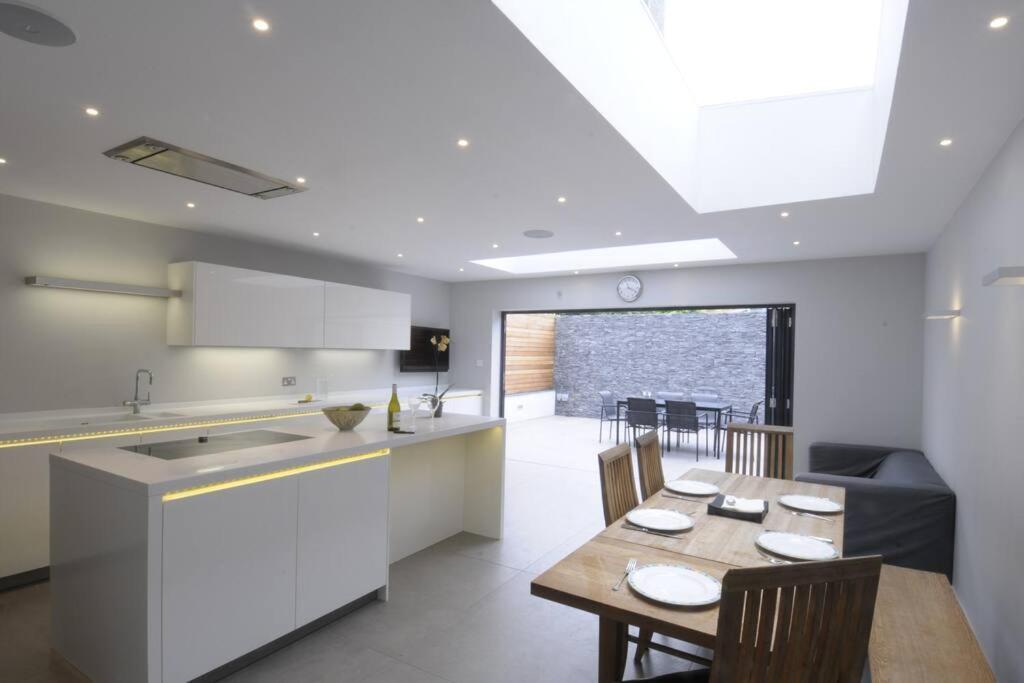 Four Bedroom Modern Victorian Wandsworth House 런던 외부 사진