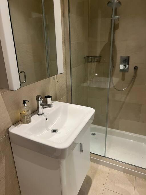 Four Bedroom Modern Victorian Wandsworth House 런던 외부 사진